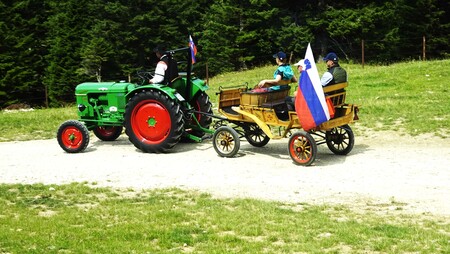 Po končani  sveti maši so se s traktorjem odpeljali do Brunarice Sonček  